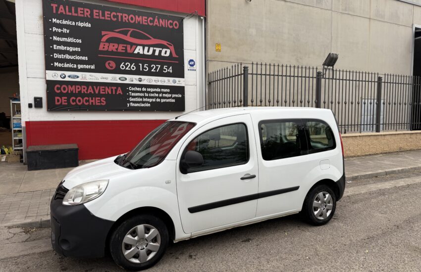Renault Kangoo 1.5dci con 75 CV año 2018 con 200.000km vehículo con todo el mantenimiento echo, ITV al día, aire acondicionado, elevalunas eléctrico, etc transferencias incluida en el precio