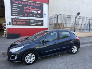 Peugeot 308 1.6 hdi con 90cv con 195.000km del año 2013, vehículo con todo el mantenimiento echo con la ITV pasada, y recién repasado de chapa y pintura, 1 año de garantía y transferencia incluida en el precio
