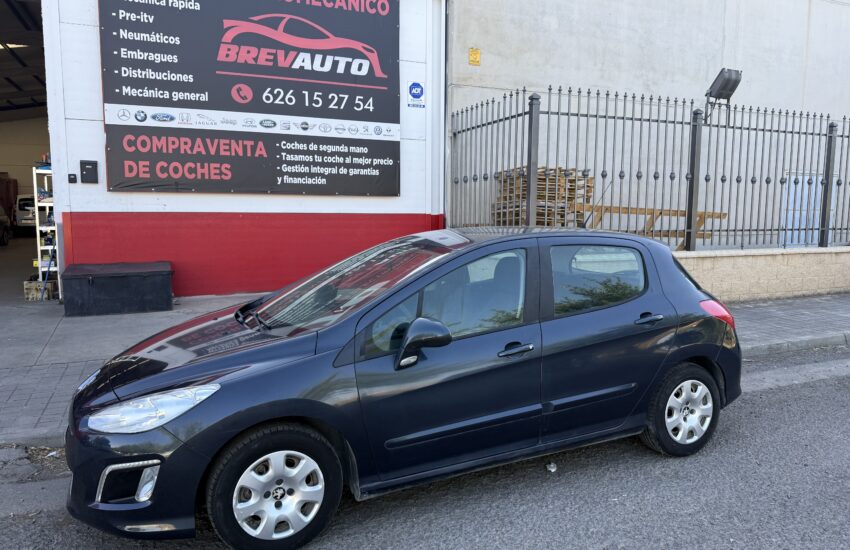 Peugeot 308 1.6 hdi con 90cv con 195.000km del año 2013, vehículo con todo el mantenimiento echo con la ITV pasada, y recién repasado de chapa y pintura, 1 año de garantía y transferencia incluida en el precio