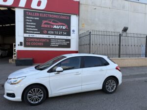Citroen c4 1.6hdi con 92cv año 2013 con 220.000km, único propietario, con todo el mantenimiento echo , repasado de chapa, ruedas al 90%, cristales tintados, 1 año de garantía y transferencia incluida
