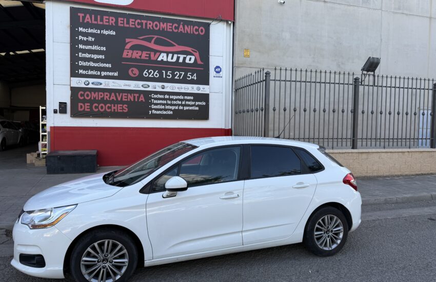 Citroen c4 1.6hdi con 92cv año 2013 con 220.000km, único propietario, con todo el mantenimiento echo , repasado de chapa, ruedas al 90%, cristales tintados, 1 año de garantía y transferencia incluida