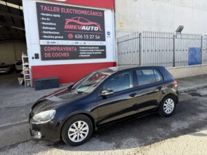 Volkswagen golf 1.6tdi año 2010 con 105 CV y 240.000km, solo 2 Propietarios, todo el mantenimiento echo, se podría dar pintado total o parcialmente esto no estaría incluido en el precio, 1 año de garantía y transferencia incluida 