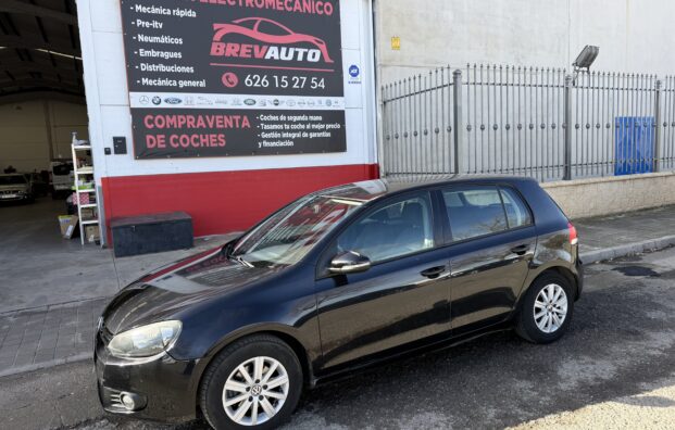 Volkswagen golf 1.6tdi año 2010 con 105 CV y 240.000km, solo 2 Propietarios, todo el mantenimiento echo, se podría dar pintado total o parcialmente esto no estaría incluido en el precio, 1 año de garantía y transferencia incluida